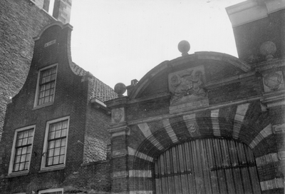 221151 Gezicht op een deel van de poort van de Bisschopshof (Flora's Hof) aan de Servetstraat te Utrecht; links de ...